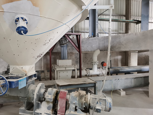 Pneumatische straalpomp voor continue transport van poedermaterialen met een hoog rendement en een laag verbruik